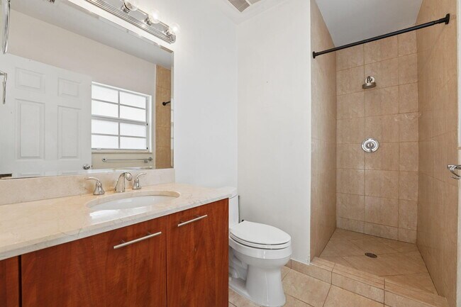 Building Photo - 819 SW 7th Ave