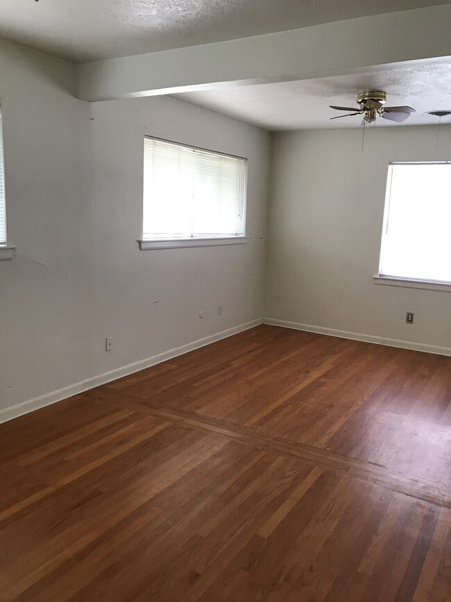 Building Photo - Beautiful Home! Perfect location