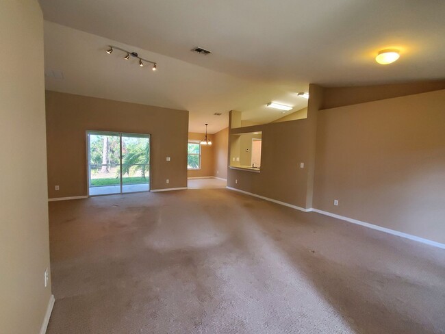 Building Photo - Quiet Buckingham Living