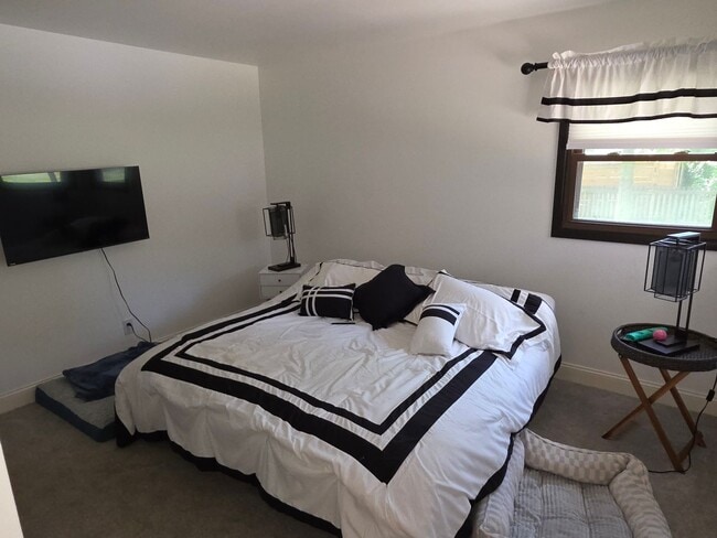 Building Photo - Updated 3 bedroom 2 bathroom Oak Creek ranch