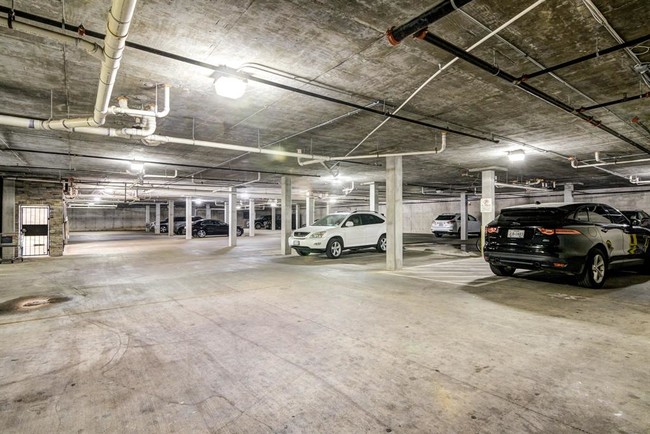 Building Photo - 2800 Sandage Ave