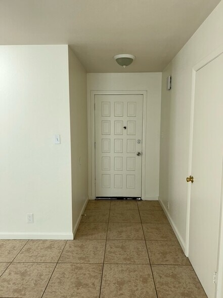 Building Photo - 4060 Oakhill Ave