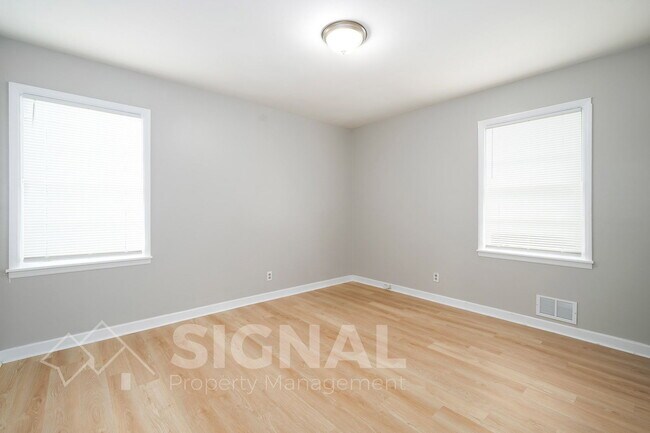 Building Photo - 112 19th Ave NW