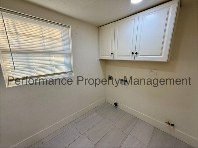 Building Photo - Charming 3 Bed/2 Bath N Bakersfield Home w/ $0 Deposit Option