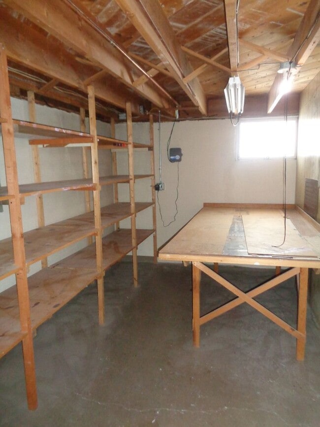 Building Photo - 3 Bedroom House with Hardwoods on West End