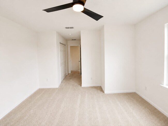 Building Photo - 140 Primrose Dr