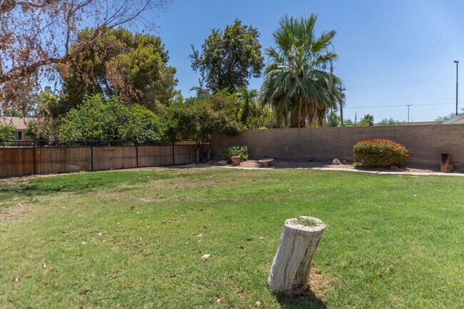 Building Photo - Spacious 3-Bedroom, 4-Bath Vintage Home wi...