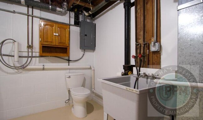 Building Photo - Discover this well-maintained 3-bedroom, 2-bath home in Omaha, NE