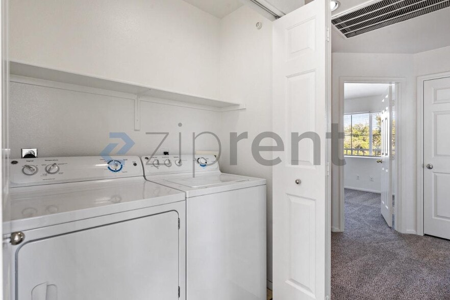 Building Photo - Unit