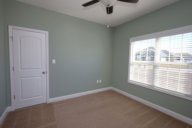 Building Photo - 3923 Valiant Ct