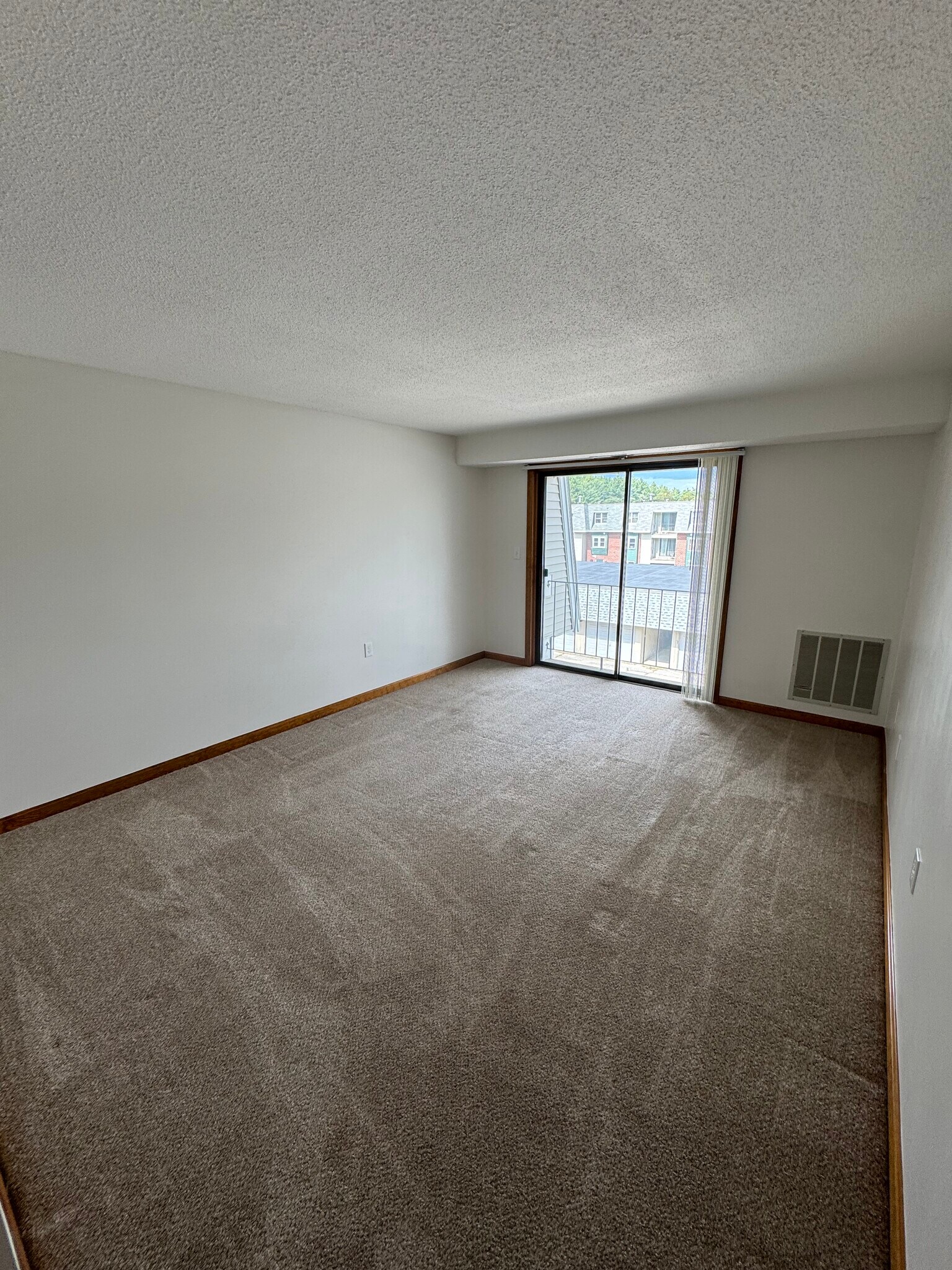 Building Photo - 2 Roedean Dr