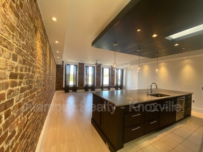 Building Photo - 106 W Summit Hill Dr SW