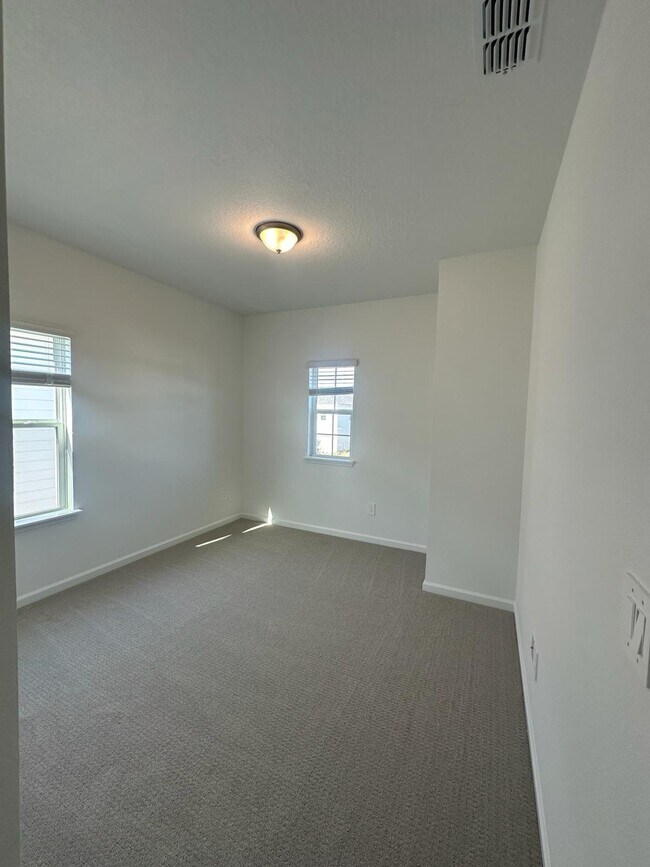 Building Photo - 572 Silver Landing Dr