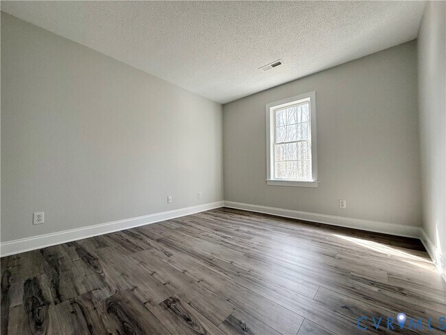 Building Photo - 1625 Southcreek Dr