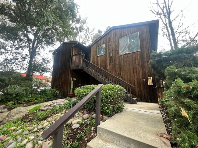 Building Photo - Large 1BR/1BA Updated End Unit (Upper Floor) Condo in Alpine Oaks