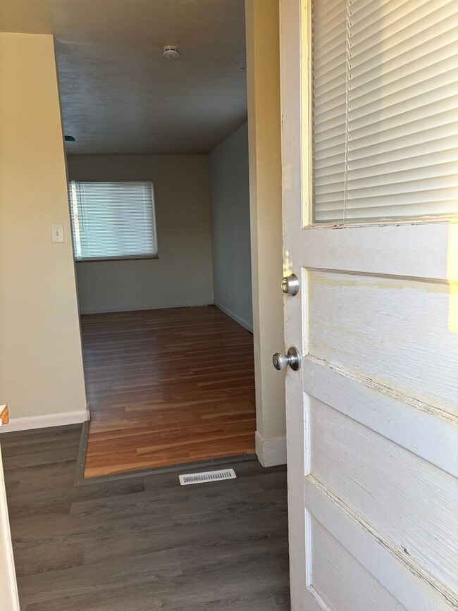 Building Photo - Charming 2-Bedroom Oasis with Spacious Front Yard!