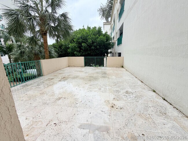 Building Photo - 19900 E Country Club Dr