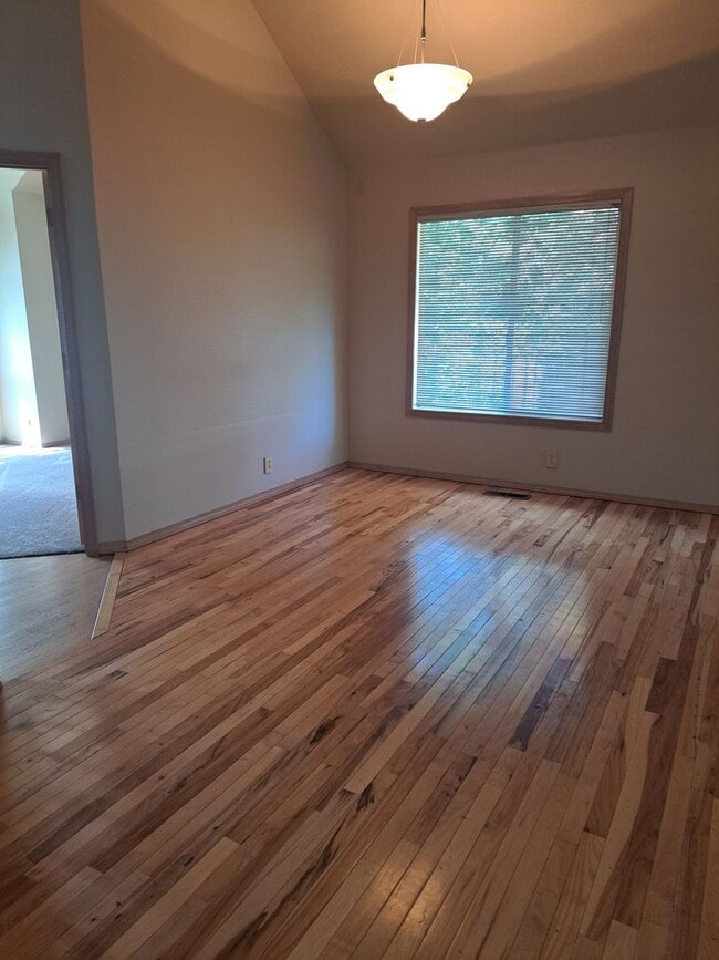 Building Photo - Stunning Home - Spacious Rooms !  Large yard