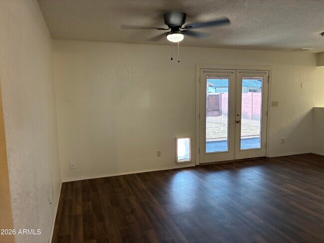 Building Photo - 602 W Wickieup Ln