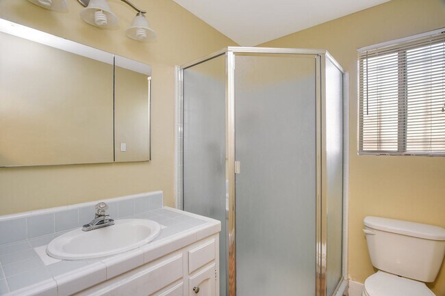Building Photo - 4725 Kensington Dr
