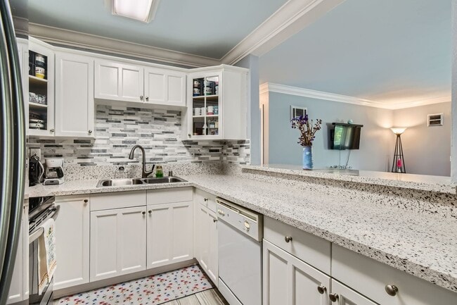 Building Photo - MOVE IN SPECIAL  $1000 FOR FIRST MONTH!!!!...