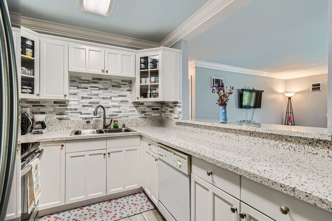 Building Photo - MOVE IN SPECIAL  $1000 FOR FIRST MONTH!!!!  Spacious 3BR in Chula Vista – Renovated Kitchen, Priv...