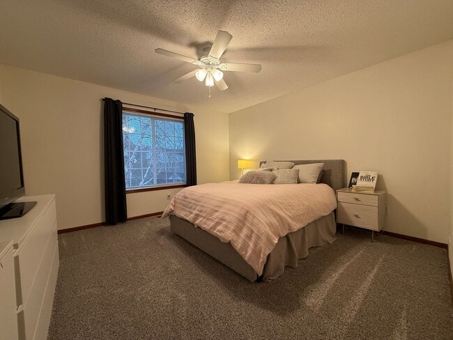 Building Photo - Great 3BR/2BA End Unit Elk River Townhome Available June!