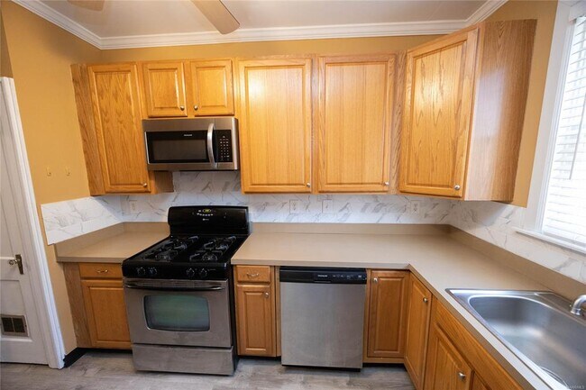 Building Photo - 3355 Lexington Rd