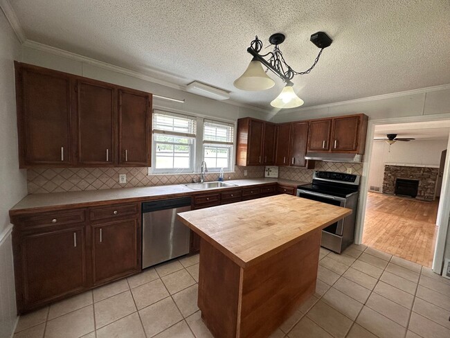 Building Photo - 2 Bedroom One Story Home on Over an Acre Lot