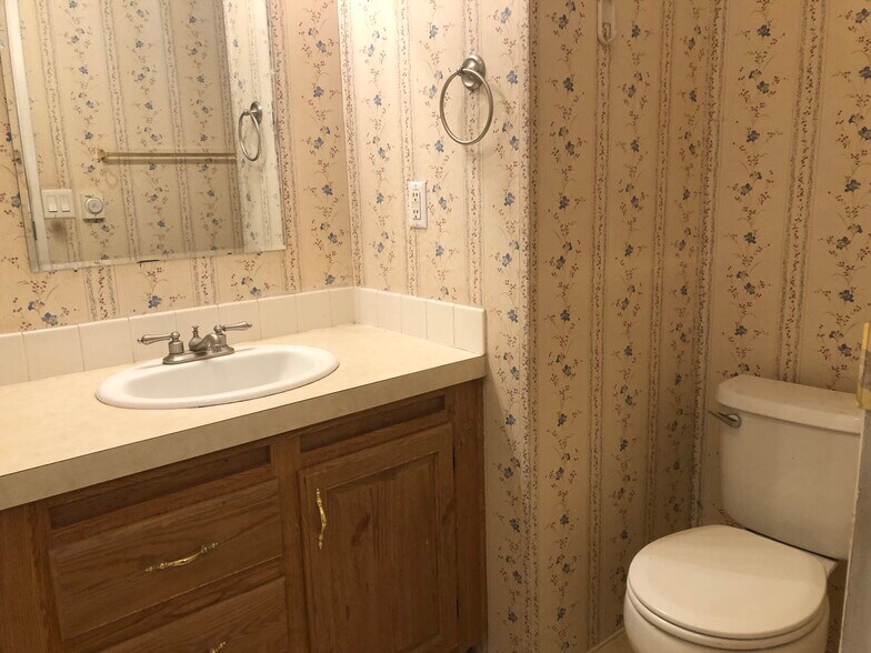 Building Photo - 301 NW Webb St