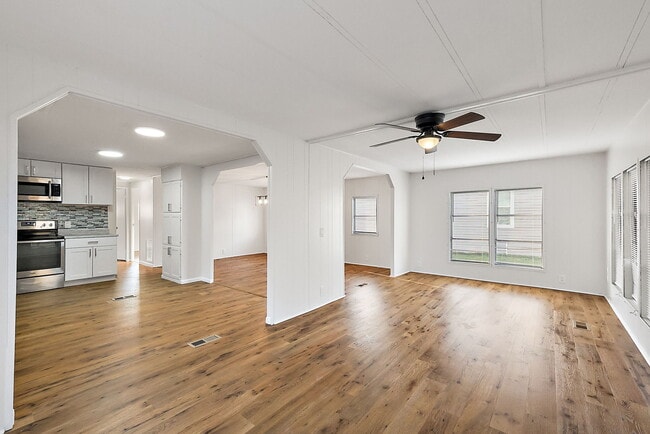 Building Photo - 123 Camellia Dr