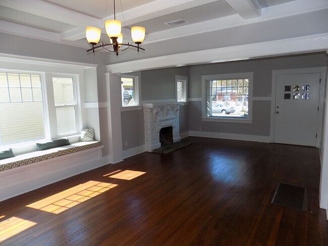 Building Photo - 3 Bedroom/2 Bathroom Craftsman | Master wi...