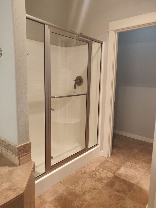 Building Photo - Stunning 4x2 with all bedrooms on the main...