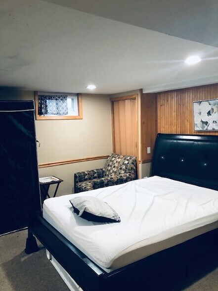 Queen size bed - 7010 Hamlet Ave