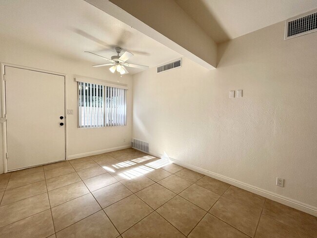 Building Photo - AVAILABLE NOW!! 2 Bedroom 1 Bathroom Apart...