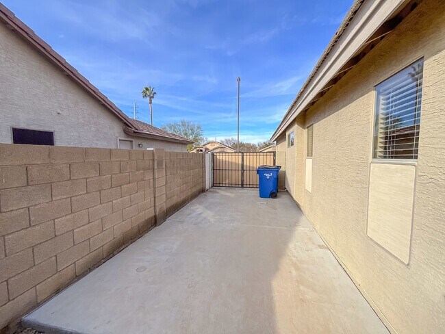 Building Photo - 2041 E Rawhide St