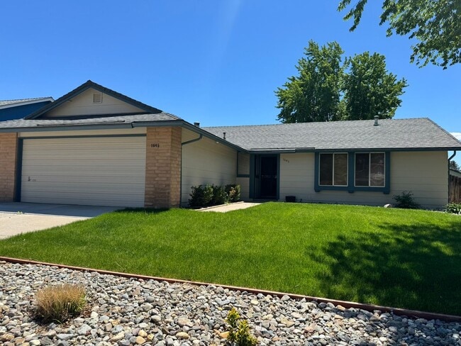 Building Photo - 3 Bedroom 2 bath with beautiful landscapin...