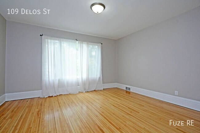 Building Photo - 109 Delos St W