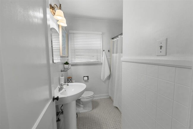 Building Photo - 2108 Rountree Dr