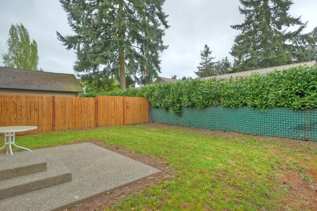 Building Photo - SOUTH SEATTLE HOME WITH YARD & 2 CAR GARAGE!