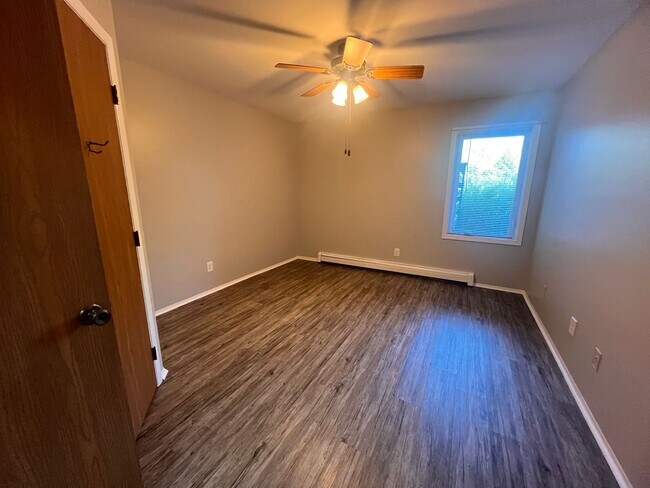 Building Photo - Spacious One Bedroom Apartment - Main Floor!