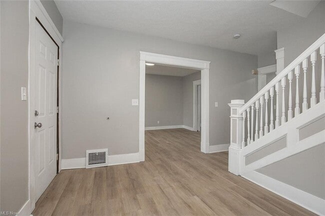 Building Photo - 5614 Drake Ave