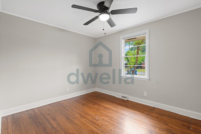 Building Photo - "Charming 5-Bedroom Oasis with 2 Full Bath...