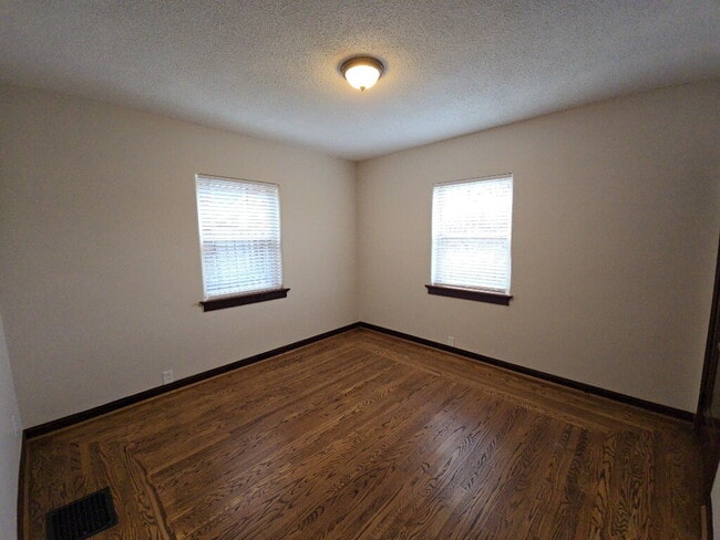 Building Photo - 4379 Ridgeview Ave