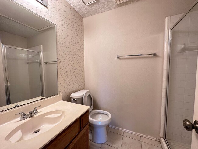 Building Photo - Minutes to COSTCO, great Location!
