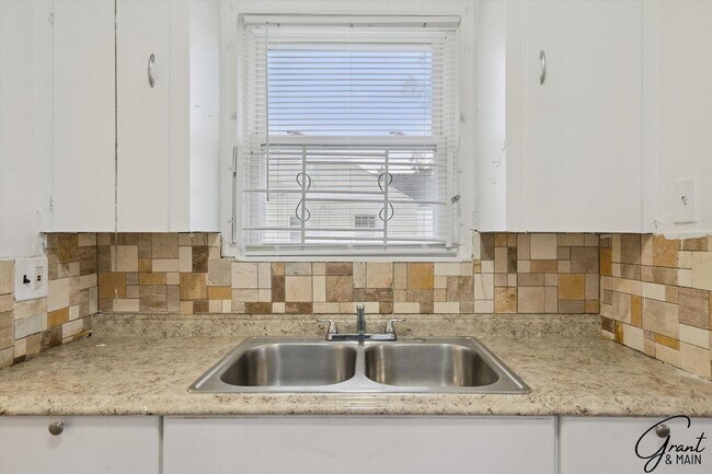 Building Photo - 3 bedroom $1200