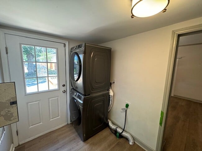 Building Photo - Charming Hillsborough Ranch!
