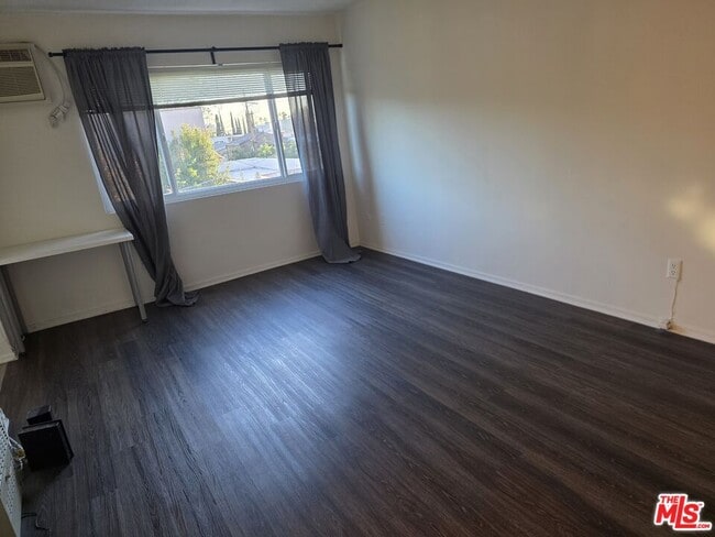 Building Photo - 1833 N Edgemont St