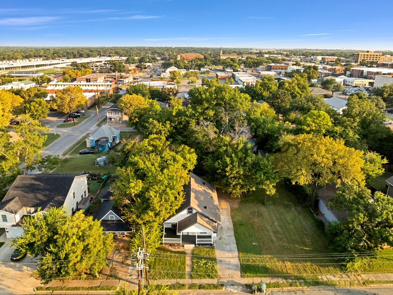 Building Photo - 323 W Cherry St