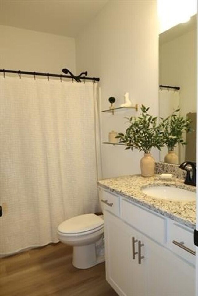 Building Photo - Golf Course and Pond Views